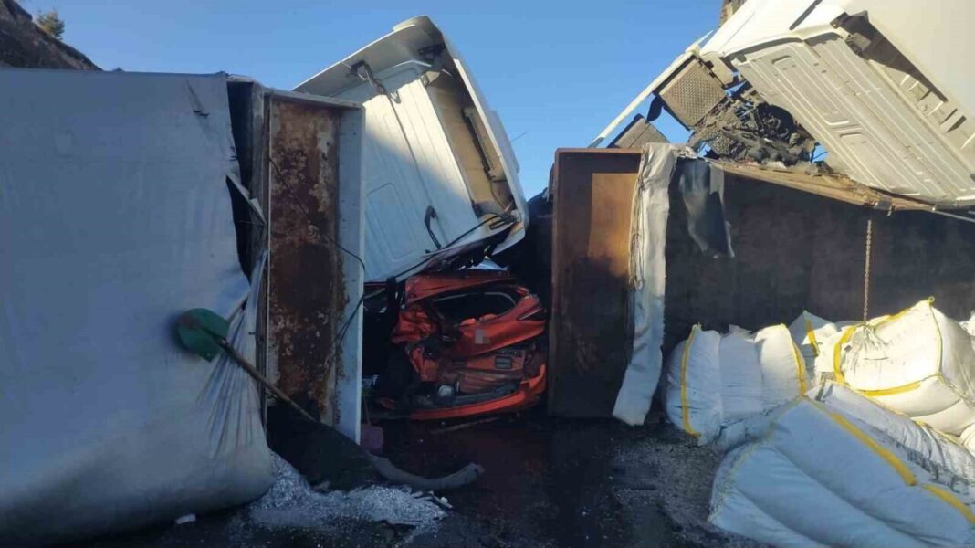 Posof’ta buzlu yolda tır ve otomobilin karıştığı kazada bir kişi yaralandı