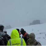 Artvin’in Ardanuç ilçesindeki Zekariya köyünde çığ altında kalan 3 çoban için kurtarma çalışmaları devam ediyor.