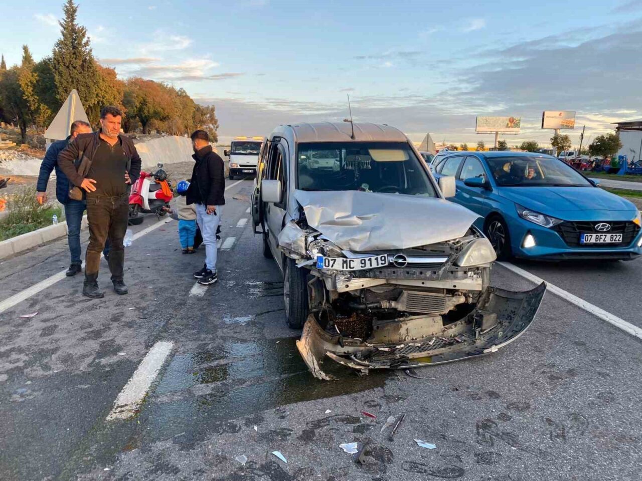 Antalya'nın Serik ilçesinde arızalı otomobile hafif ticari aracın çarpması sonucu