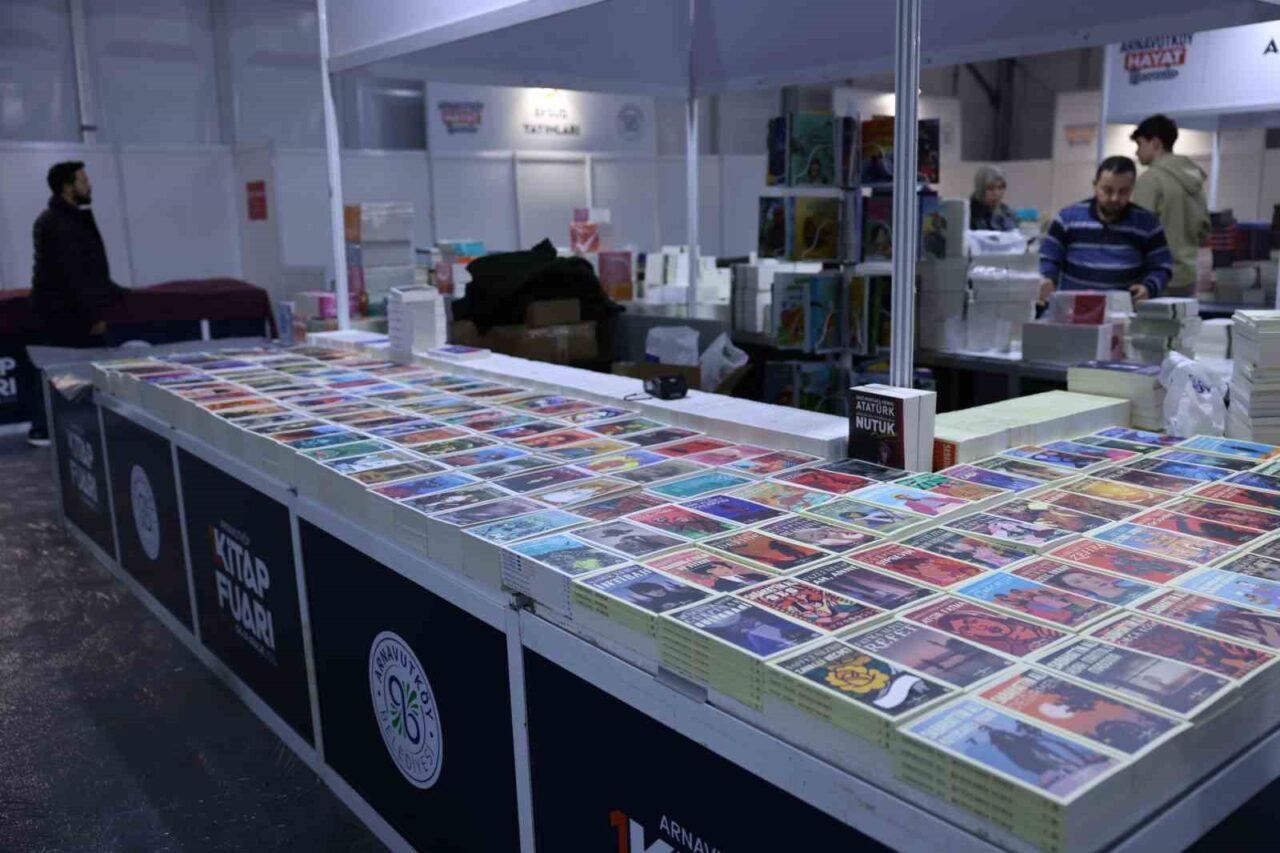 Arnavutköy Belediyesi, bu yıl ilki düzenlenen Kitap Fuarı'nı yoğun katılımla