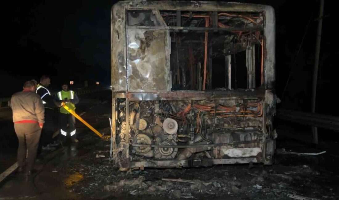 Arnavutköy'de bir İETT otobüsünde çıkan yangın, alevlerin hızla büyümesiyle aracı
