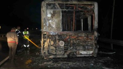 Arnavutköy'de bir İETT otobüsünde çıkan yangın, alevlerin hızla büyümesiyle aracı