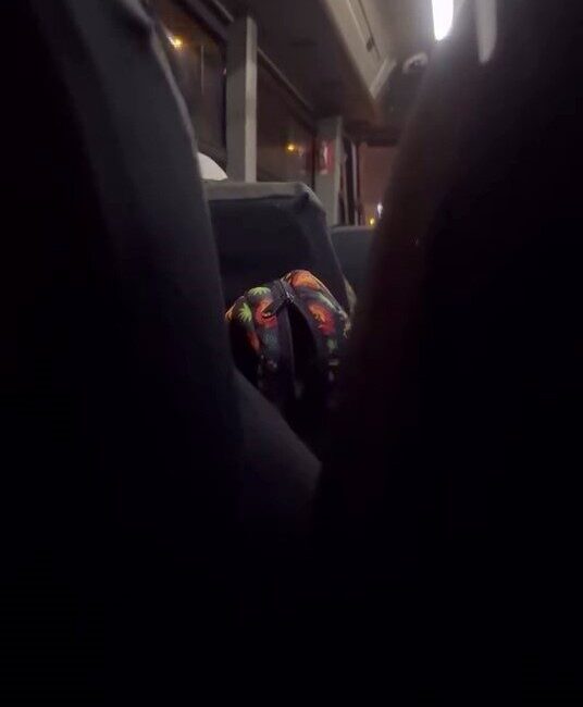 İstanbul Arnavutköy'de bir minibüs şoförü, akbil basmadığını öne sürdüğü öğrencileri