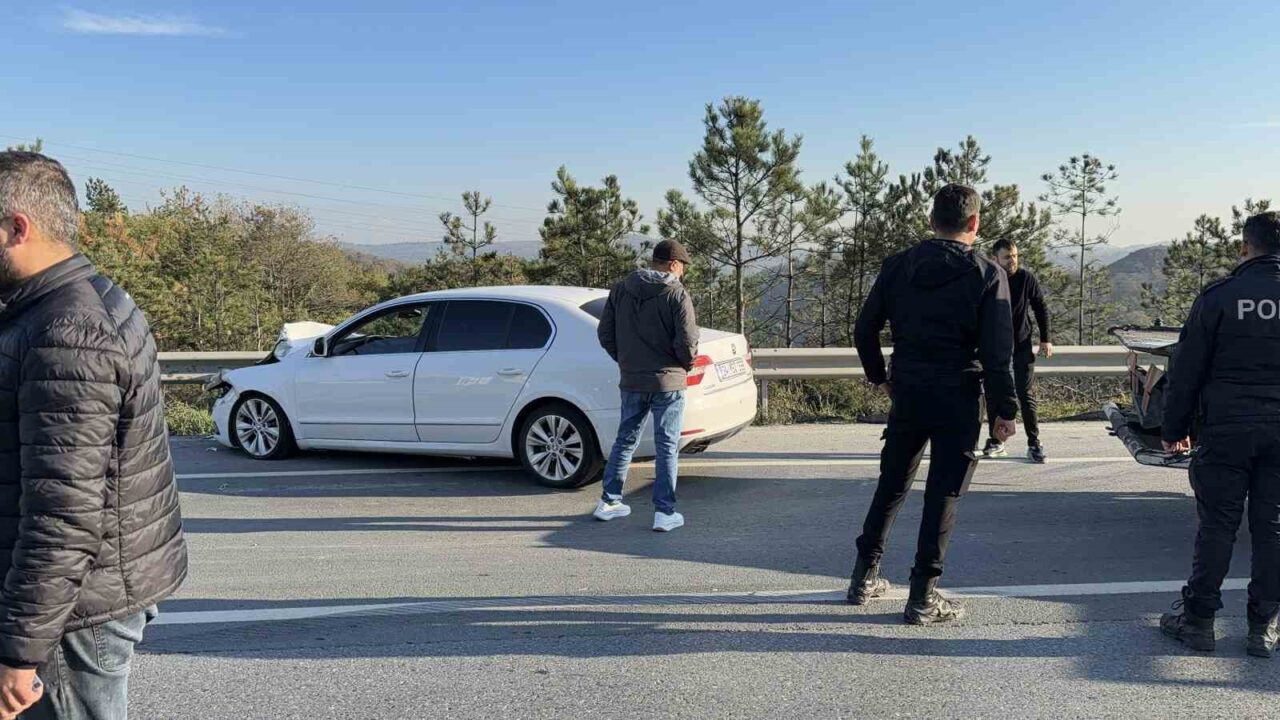 Arnavutköy’de Zincirleme Trafik Kazasında İki Yaralı, Kamyonet Sürücüsü Vatandaşların Yardımıyla Kurtarıldı