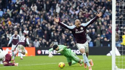 Premier Lig'in 15. haftasında Arsenal, Aston Villa'ya 90+5. dakikada yediği