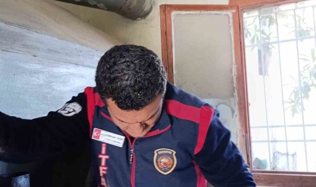 Hatay’da bacaya sıkışan kuş, itfaiye ekipleri tarafından kurtarıldı. Hatay’ın Arsuz ilçesinde bir esnaf, iş yerinin bacasına sıkışan kuşu