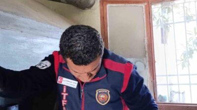 Hatay’ın Arsuz ilçesinde bir esnaf, iş yerinin bacasına sıkışan kuşu