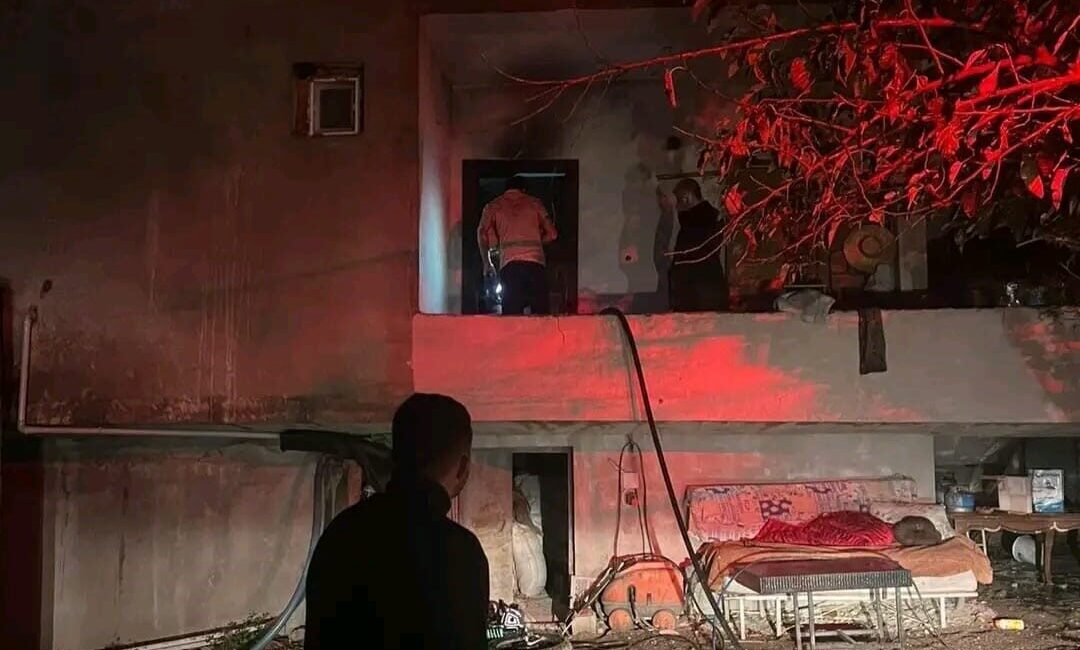 Hatay'ın Arsuz ilçesindeki Üçgüllük Mahallesi'nde bir müstakil evde çıkan yangın,