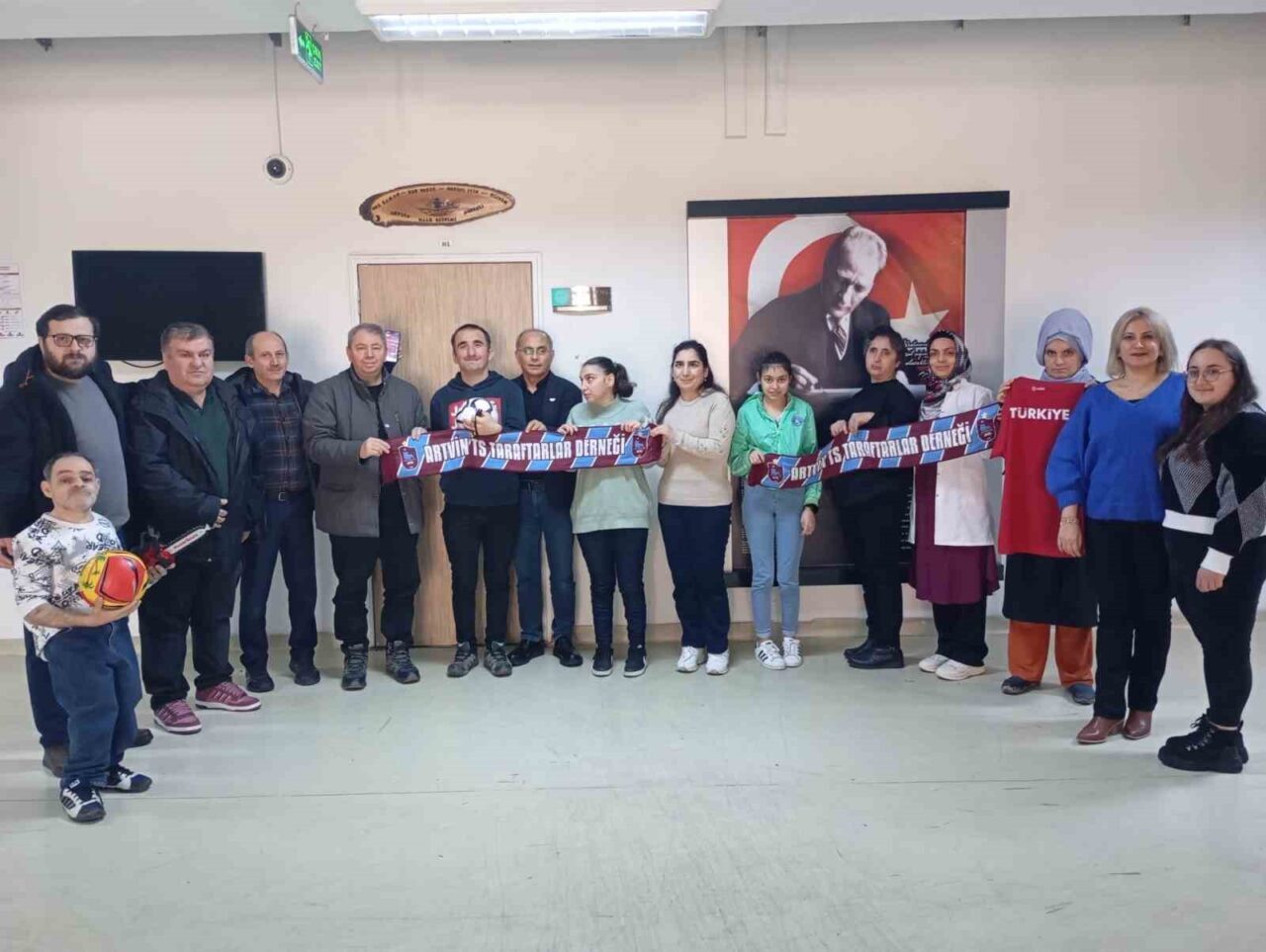 Artvin Trabzonspor Taraftarlar Derneği, özel gereksinimli bireyleri ziyaret ederek onlara