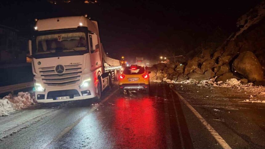 Artvin’de heyelan nedeniyle Borçka-Hopa karayolu Demirciler Köyü mevkisinde ulaşıma kapandı.