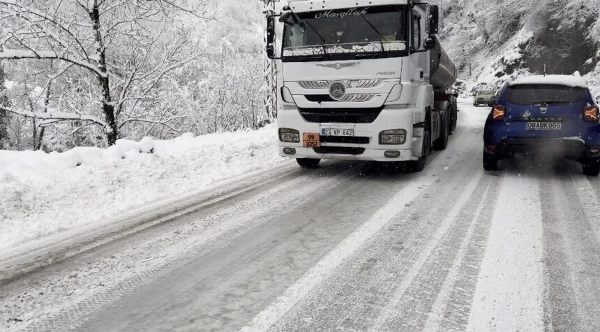 Artvin’de kar yağışı ulaşımı olumsuz etkiledi, Hopa-Borçka yolu trafiğe kapandı, araç kuyrukları oluştu.