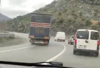 Artvin'in Borçka ilçesinde, bir tır sürücüsünün tehlikeli bir şekilde 5