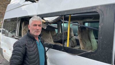 Artvin'de bir yolcu minibüsüne yamaçtan düşen kaya parçaları isabet etti.