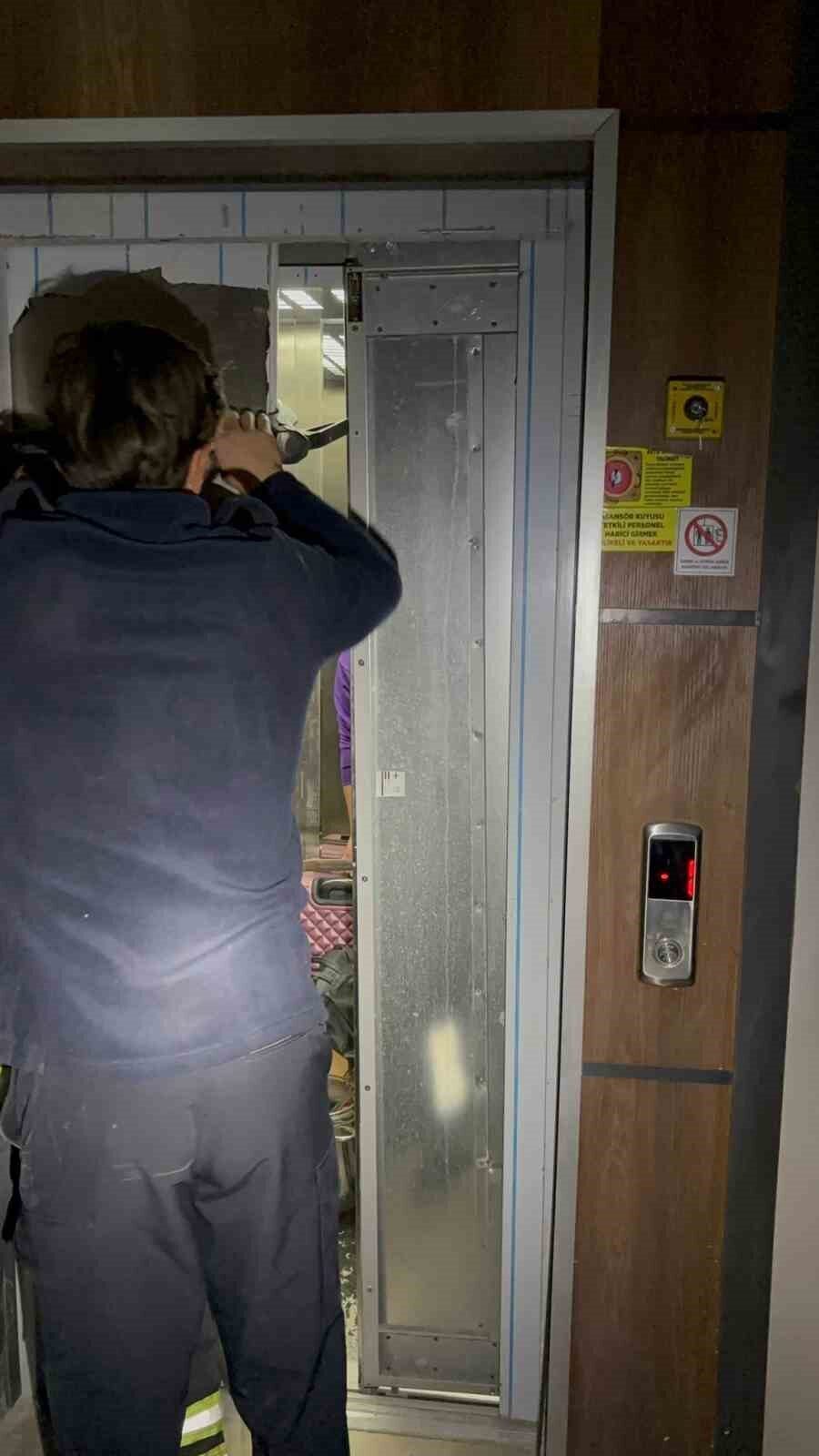 Hatay'ın İskenderun ilçesinde arızalanan iki apartman asansöründe mahsur kalan vatandaşlar,