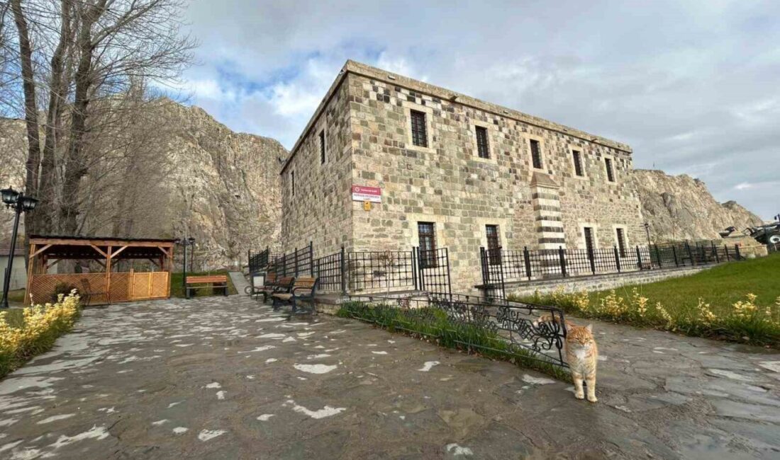 Horhor Medresesi Camii, Restorasyonun Ardından Yeniden İbadete ve Ziyarete Açıldı Van Kalesi eteklerindeki Horhor Medresesi Camii, kapsamlı restorasyonun ardından yeniden