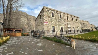 Van Kalesi'nin eteklerinde bulunan Horhor Medresesi Camii, restore edilerek yeniden