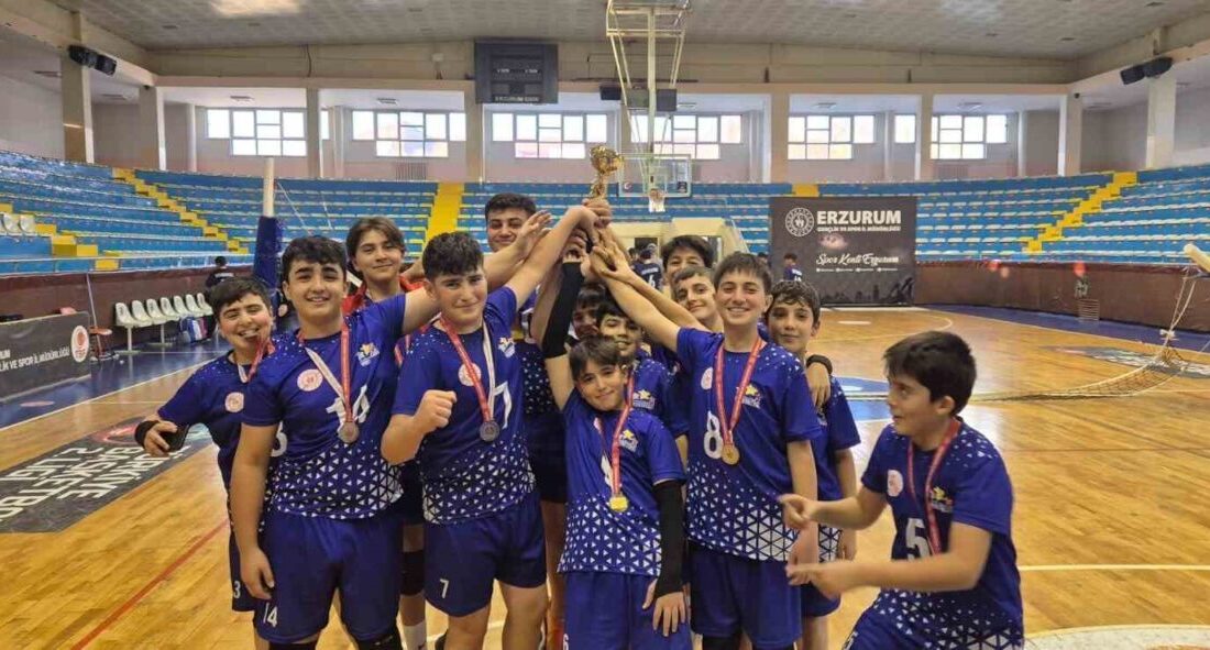Erzurum'da düzenlenen Ortaokullar Arası Voleybol il müsabakalarında Aşkale İbrahim Polat