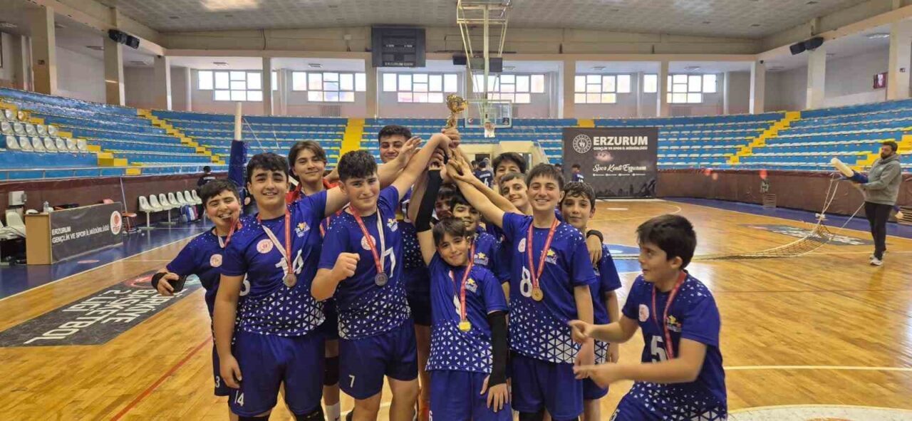 Erzurum'da düzenlenen Ortaokullar Arası Voleybol il müsabakalarında Aşkale İbrahim Polat