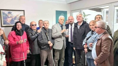 Atakum Belediyesi, görme engelli vatandaşlar için 40 beyaz baston dağıttı.