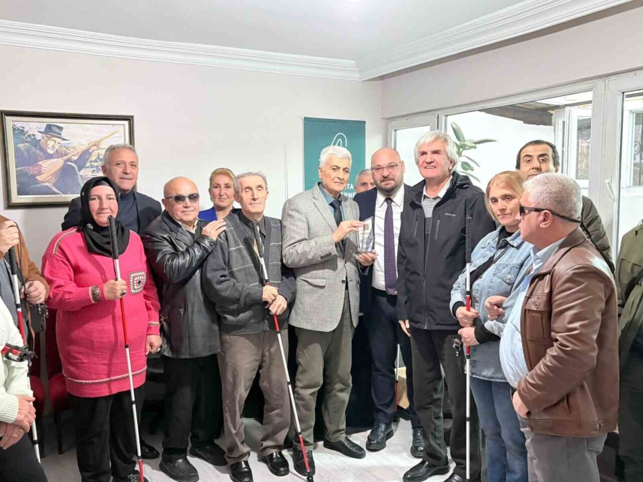 Atakum Belediyesi, görme engelli vatandaşlar için 40 beyaz baston dağıttı.