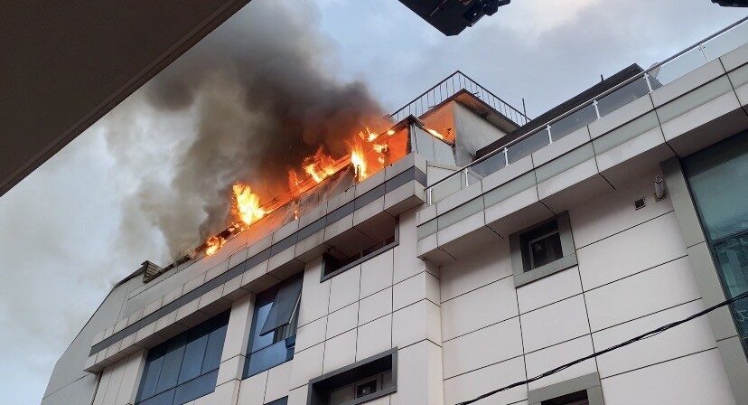 Ataşehir'deki Rise Inn Oteli'nin çatı katında sabah saatlerinde başlayan yangın,