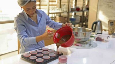 Antalya Büyükşehir Belediyesi'nin ATASEM merkezinde düzenlenen "Glütensiz Mutfak Eğitimi" kursuna