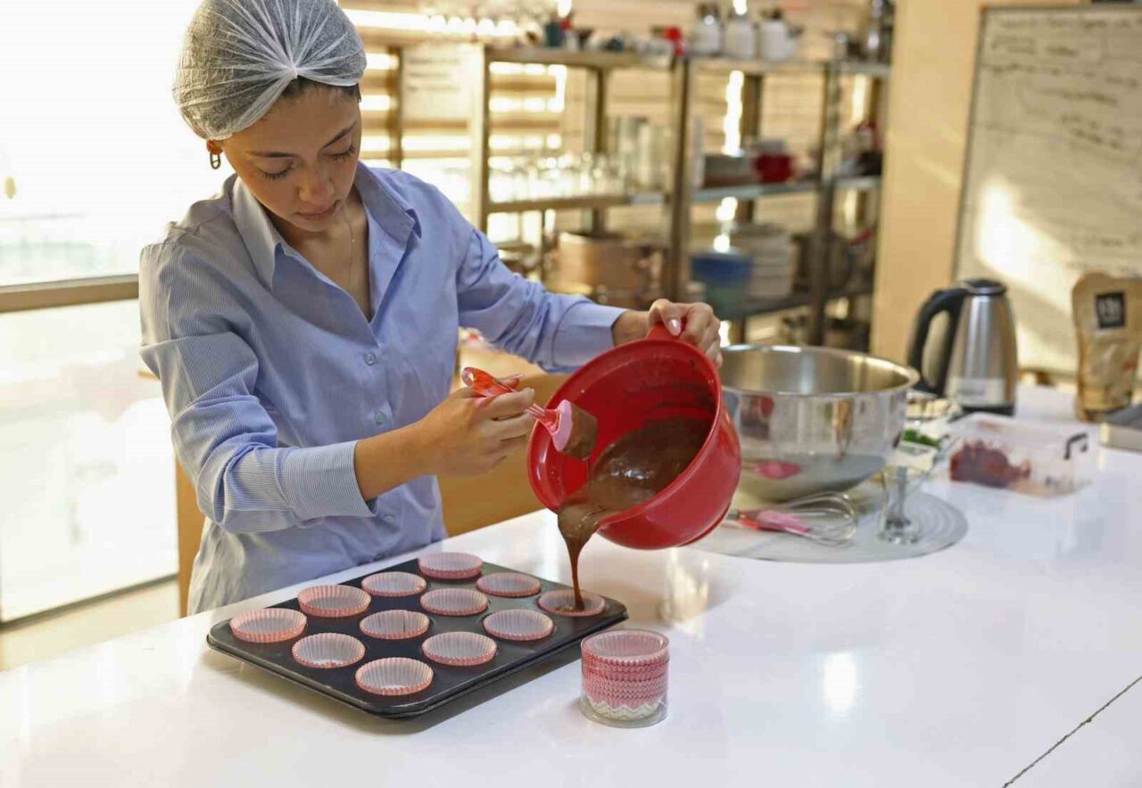 Antalya Büyükşehir Belediyesi'nin ATASEM merkezinde düzenlenen "Glütensiz Mutfak Eğitimi" kursuna