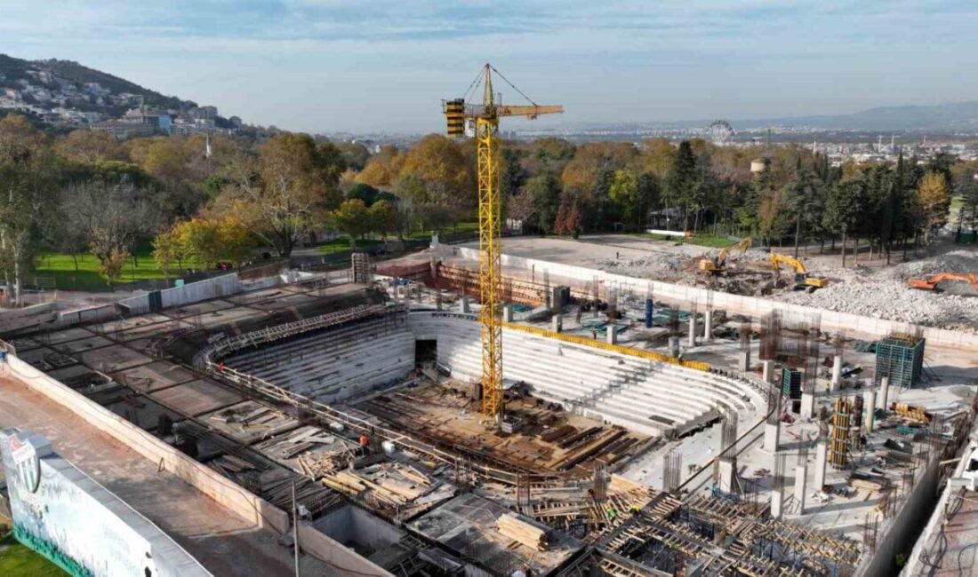 Atatürk Spor Salonu’nda Yeniden İnşaat Çalışmaları Tüm Hızıyla Devam Ediyor Bursa Büyükşehir Belediyesi, Atatürk Spor Salonu'nu yeniden inşa ederek, kapasitesini