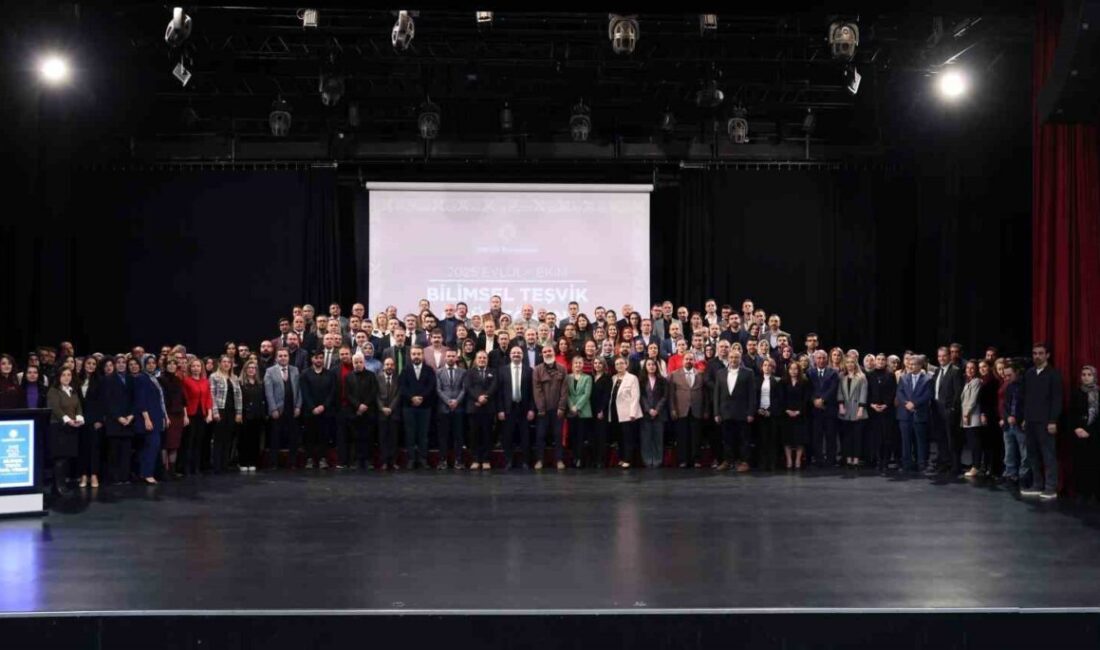 Atatürk Üniversitesi, bilimsel katkılarıyla dikkat çeken akademisyenlerini Bilimsel Teşvik Töreni'nde