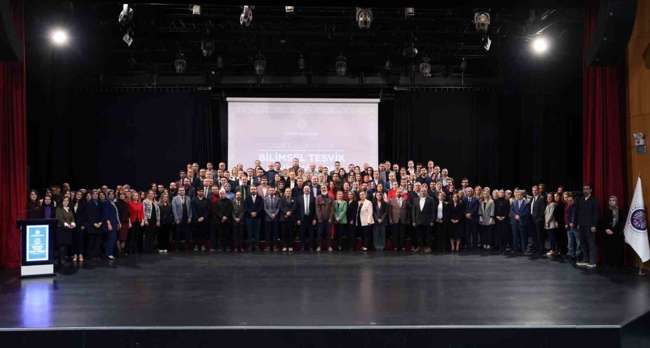 Atatürk Üniversitesi, bilimsel katkılarıyla dikkat çeken akademisyenlerini Bilimsel Teşvik Töreni'nde