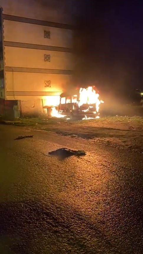 İstanbul Avcılar’da hareket halindeki minibüs bilinmeyen bir nedenle yandı.