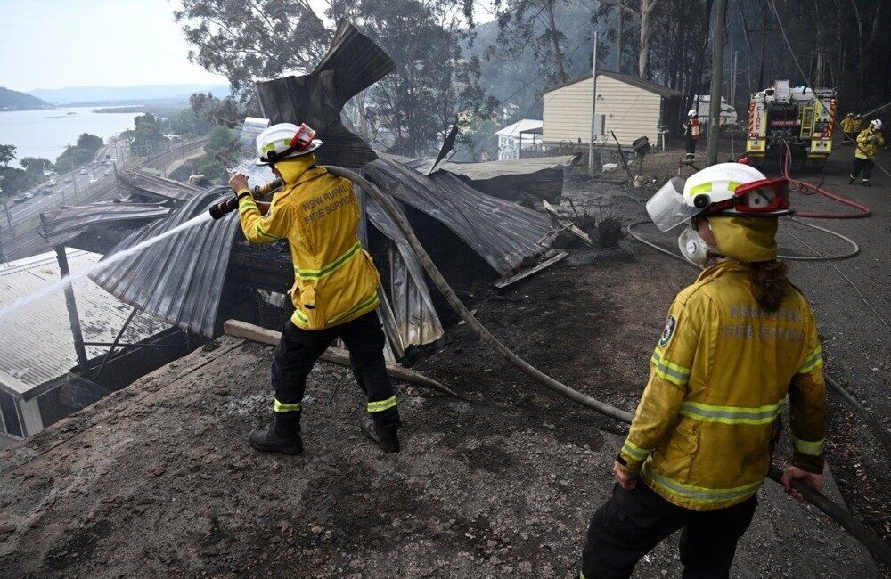 Yeni Güney Galler’de Orman Yangınları 16 Evin Kül Olmasına Neden Oldu Yeni Güney Galler'deki orman yangınları, aşırı sıcakların etkisiyle hızla yayılarak