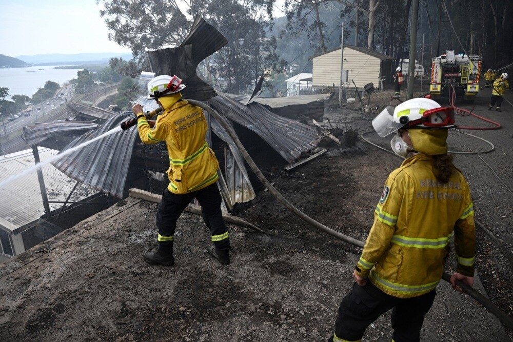 Yeni Güney Galler'deki orman yangınları, aşırı sıcakların etkisiyle hızla yayılarak