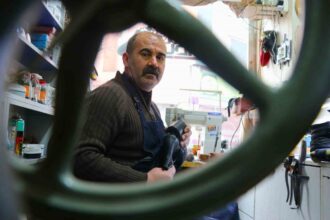 Kışın gelişiyle ayakkabı tamircileri yoğun mesaiye başladı, Sivas’taki usta gece yarısına kadar çalışıyor!