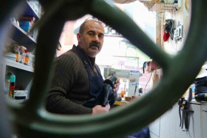 Kışın gelişiyle ayakkabı tamircileri yoğun mesaiye başladı, Sivas’taki usta gece yarısına kadar çalışıyor!