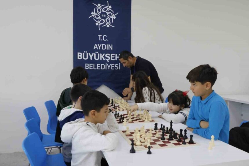 Aydın Belediyesi’nin düzenlediği satranç eğitimleri, çocukların zihinsel gelişimini desteklemeye devam ediyor.