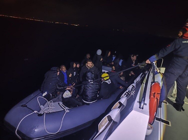 Didim’de Yunan unsurları tarafından geri itilen lastik bot içindeki 31 düzensiz göçmen, Sahil Güvenlik tarafından kurtarıldı. Didim açıklarında Yunan unsurlarınca geri itilen 31 düzensiz göçmen, Sahil