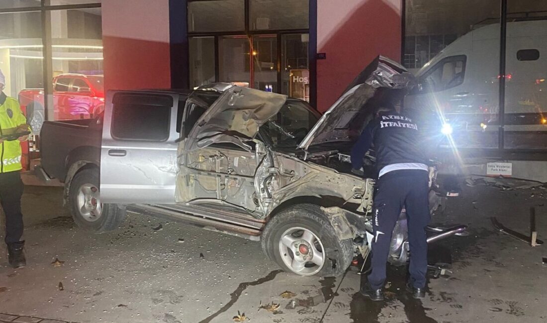 Aydın’da İki Ticari Araç Arasında Meydana Gelen Çarpışmada Sürücüler Yaralandı Aydın'ın Efeler ilçesinde iki ticari araç arasında meydana gelen kazada