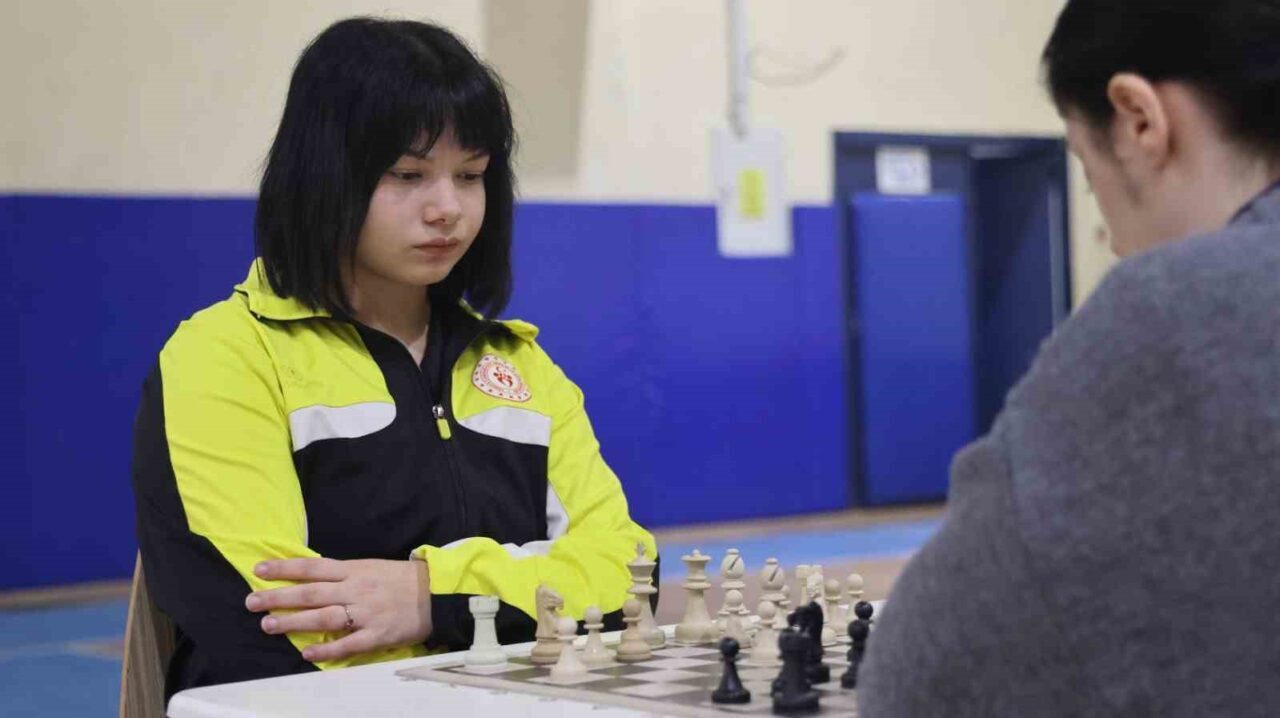 Aydın'da Kredi ve Yurtlar Genel Müdürlüğü koordinesinde düzenlenen satranç turnuvası,