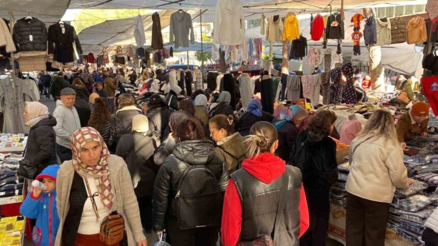 Aydın’daki Salı Pazarı, yılın son haftasında yine vatandaşların tercih ettiği mekan haline geldi.