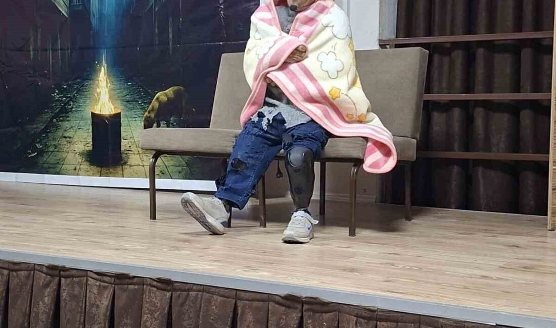 Ayvalık’ta Minik Yürekleri Kucaklayan “Yalnız Bir Adamın Hikayesi” Tiyatro Oyunu İlgiyle İzlendi Ayvalık'ta Ercan Kubaş’ın yönettiği "Yalnız Bir Adamın Hikayesi" adlı tiyatro