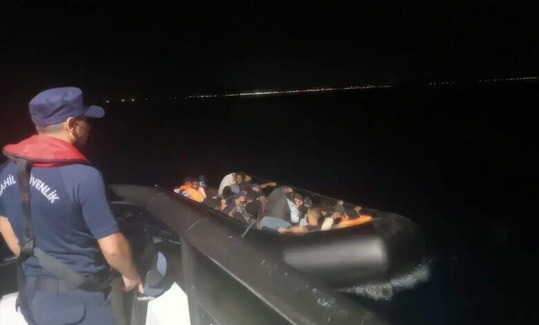 Balıkesir'in Ayvalık ilçesinde yasa dışı yolla yurtdışına çıkmaya çalışan 23