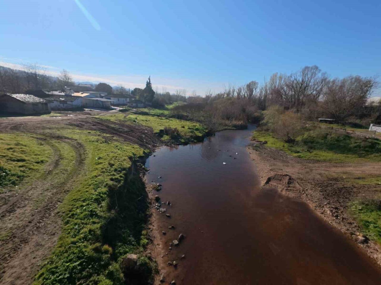 Yeniköy’deki Şeytan Deresi Aniden Kahverengine Döndü, Yerel Halk Endişeli Kırklareli'nin Babaeski ilçesine bağlı Yeniköy'de Şeytan deresinin suyu aniden kahverengiye