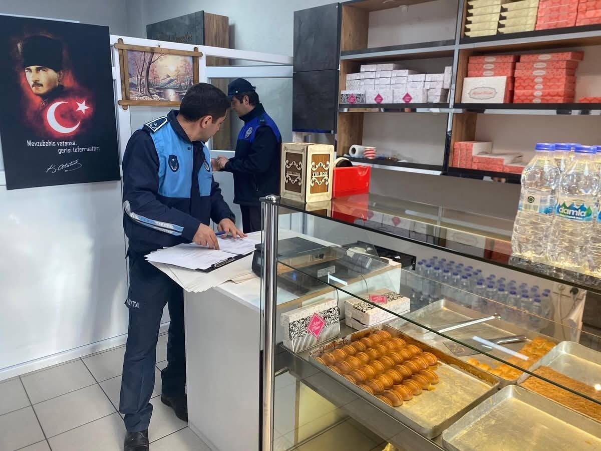 Kırklareli'nin Babaeski ilçesinde zabıta ekipleri, tatlı üreten ve satan işletmeleri