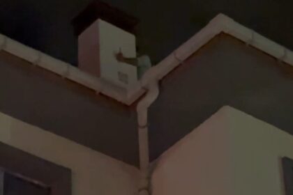 Hatay’da Ailevi Sorunlar Nedeniyle Çatıya Çıkan Genç, Ekiplerin İkna Çabasıyla Kurtarıldı