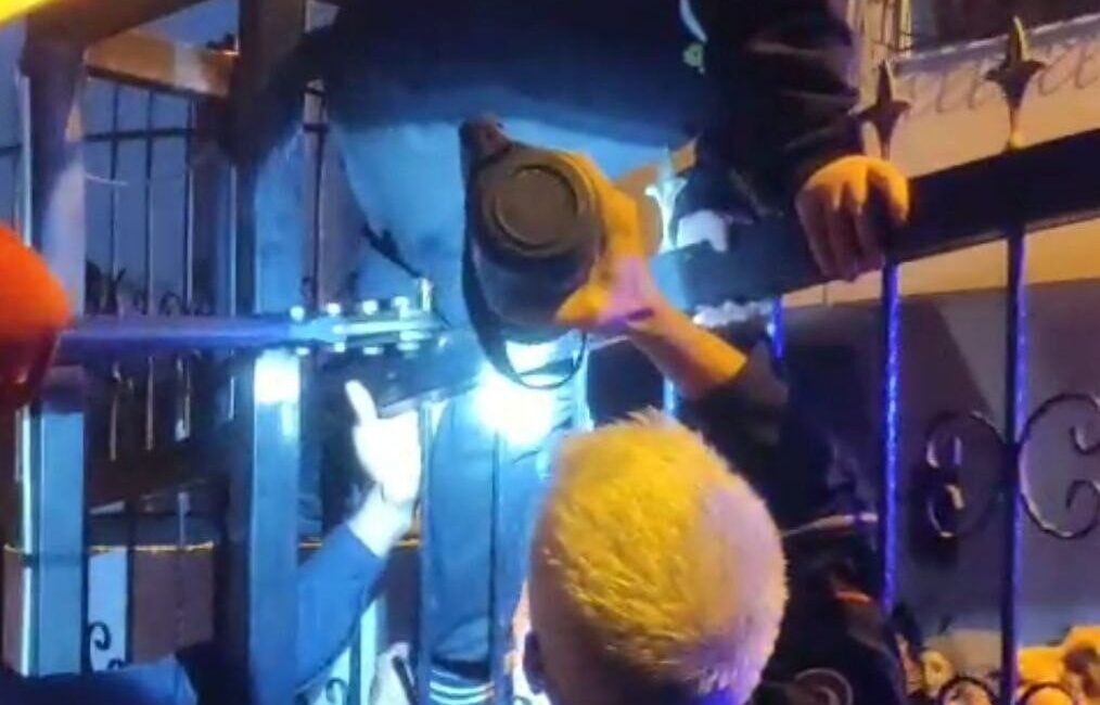 Adana’da Kapı Üzerinden Geçmeye Çalışırken Korkuluğa Saplanan Çocuk İtfaiye Ekipleri Tarafından Kurtarıldı Adana'nın Seyhan ilçesinde, bir çocuk demir kapının korkuluğuna bacağını saplayarak