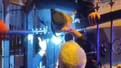 Adana'nın Seyhan ilçesinde, bir çocuk demir kapının korkuluğuna bacağını saplayarak