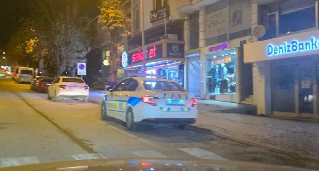 Bilecik’te “yan bakma” yüzünden kavga çıkan iki gençten biri karnından ağır yaralandı Bilecik'te yan bakma nedeniyle gelişen tartışma, H.K.A. ve F.Y. arasında