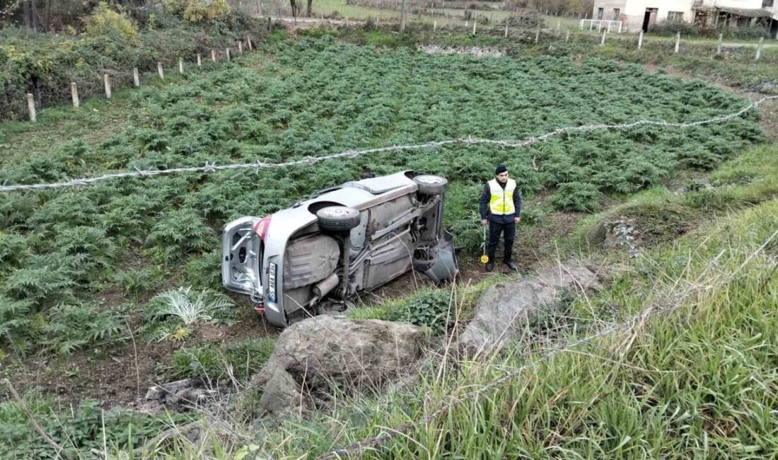 Bafra’da otomobilin devrilmesi sonucu sürücü kazadan yara almadan kurtuldu Samsun'un Bafra ilçesinde, Kolay yolu Kozağzı mevkiinde bir otomobil tarlaya