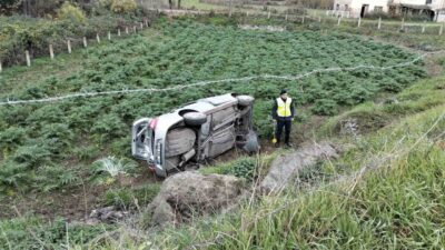 Samsun'un Bafra ilçesinde, Kolay yolu Kozağzı mevkiinde bir otomobil tarlaya